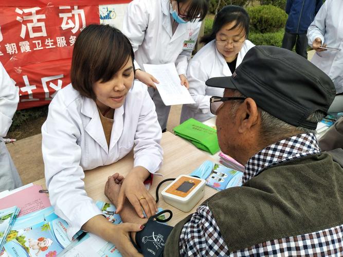 朝霞衛生服務站積極參與磴口縣免疫規劃宣傳周啟動儀式，開展健康教育咨詢活動
